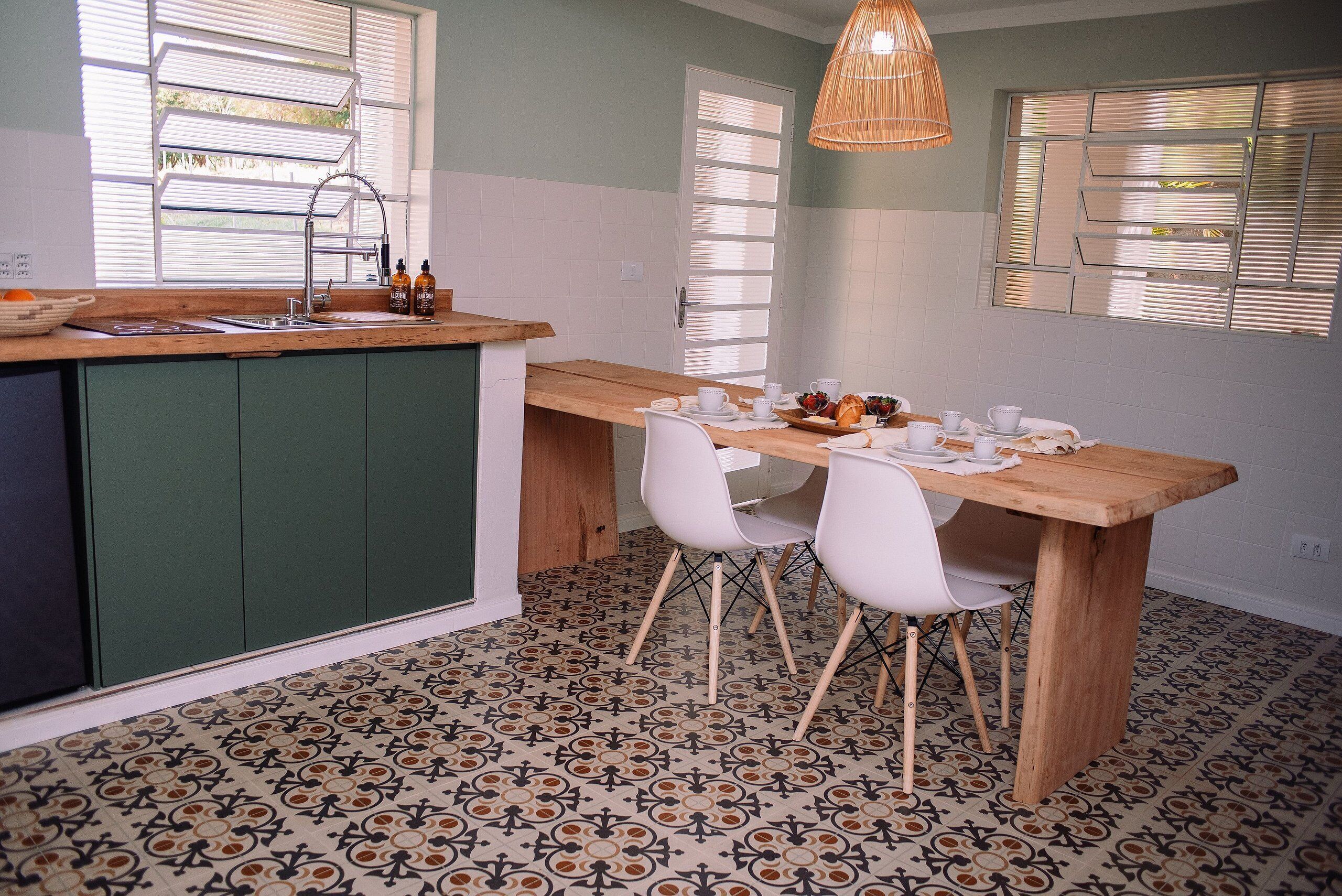 Frigobar, utensilios de cocina, especias