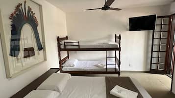 Quarto quádruplo básico | Ferros/tábuas de passar roupa, Wi-Fi de cortesia, roupa de cama