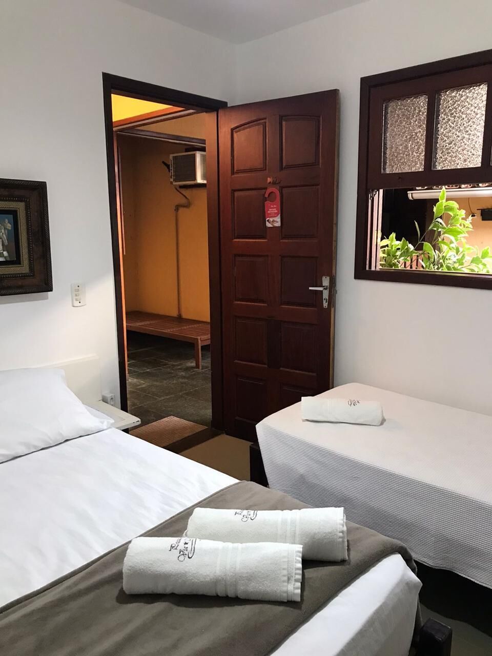 Quarto triplo básico | Ferros/tábuas de passar roupa, Wi-Fi de cortesia, roupa de cama