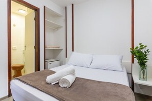 Habitación básica doble | Tabla de planchar con plancha, wifi gratis, ropa de cama