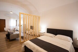 1 bedroom, WiFi, bed sheets - Domus 47 - Indipendent house with hot tub (POMPEI)