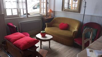 Televisión, reproductor de DVD, libros y estéreo