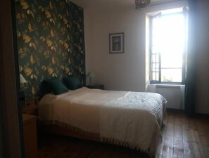 2 bedrooms, desk, iron/ironing board, travel crib