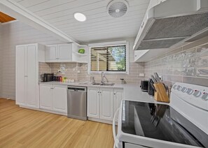 Réfrigérateur, micro-ondes, grille-pain