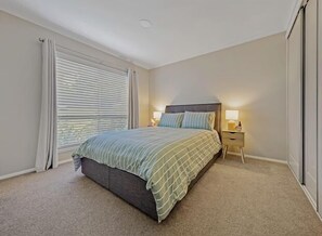 3 slaapkamers, een strijkplank/strijkijzer, wifi