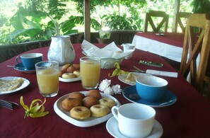 Petit déjeuner complet compris tous les jours