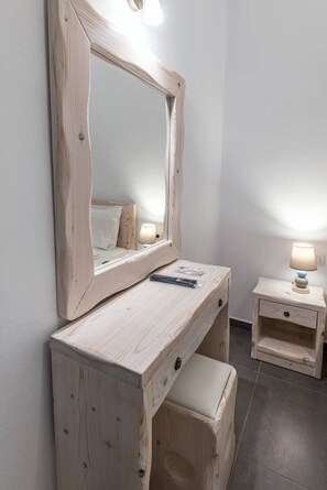 1 bedroom, in-room safe, desk, iron/ironing board - The Cliff Reflections Apartment- Courtyard view (Μεγαλοχώρι)