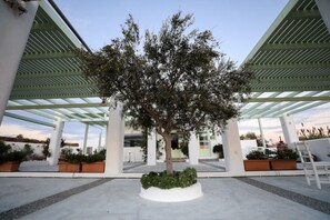 Property grounds - The Cliff Reflections Apartment- Courtyard view (Μεγαλοχώρι)