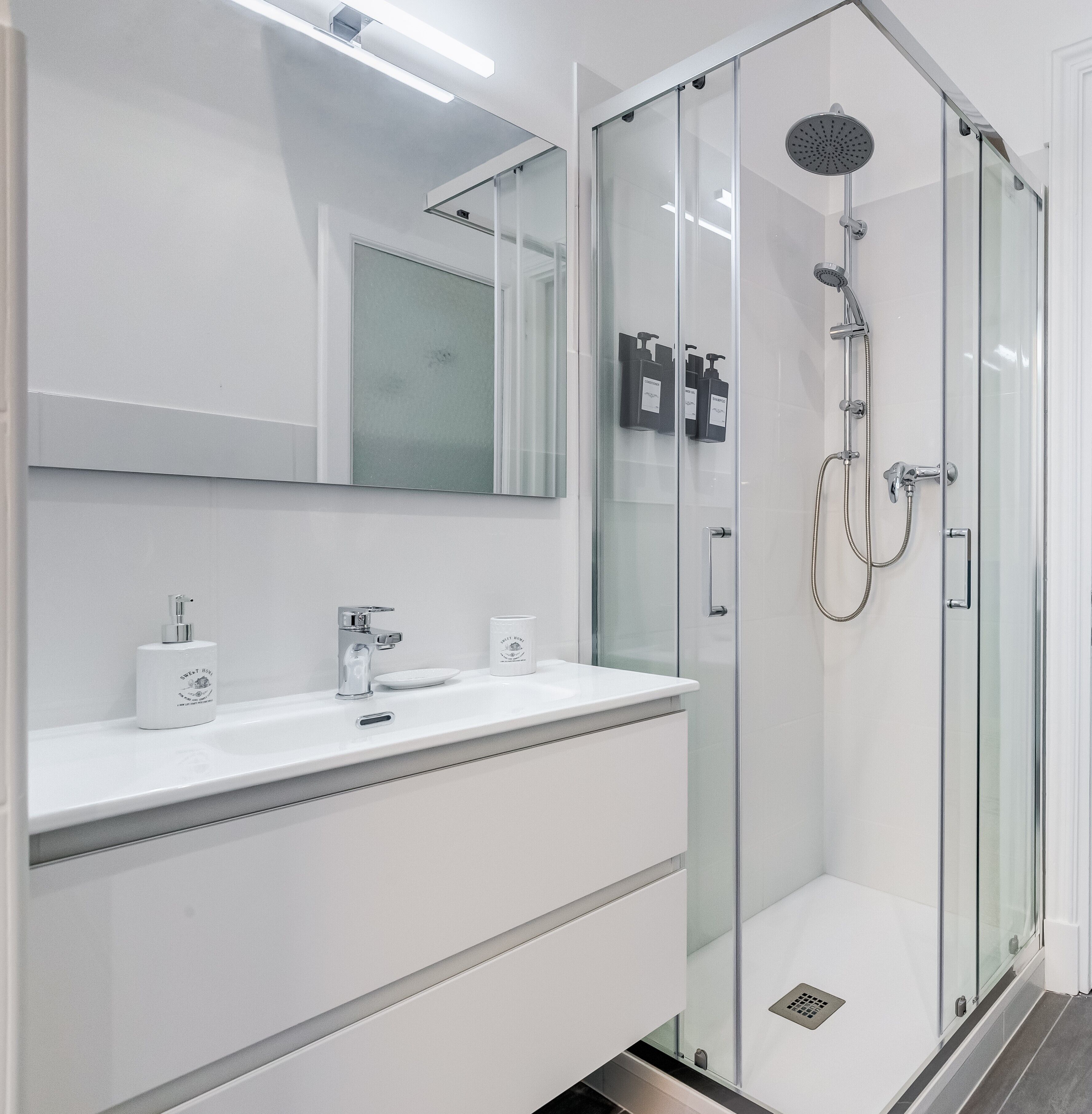 Dusche, umweltfreundliche Kosmetikartikel, Haartrockner, Bidet