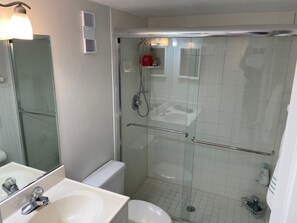 Ducha, secador de pelo, toallas