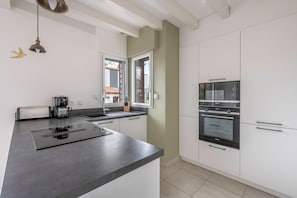 Refrigerador, microondas, horno, placa de cocina
