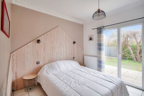 5 bedrooms, iron/ironing board, free WiFi