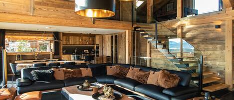 TV connectée, cheminée, lecteur de DVD, baby-foot