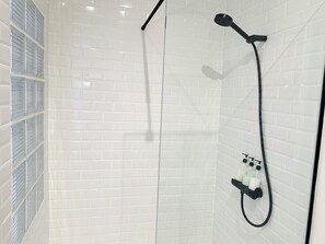 Douche, sèche-cheveux, serviettes fournies