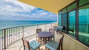 Un balcon avec vue sur la plage et l’océan.