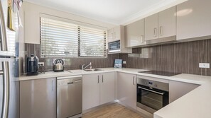 Kylskåp, mikrovågsugn, ugn och spishäll