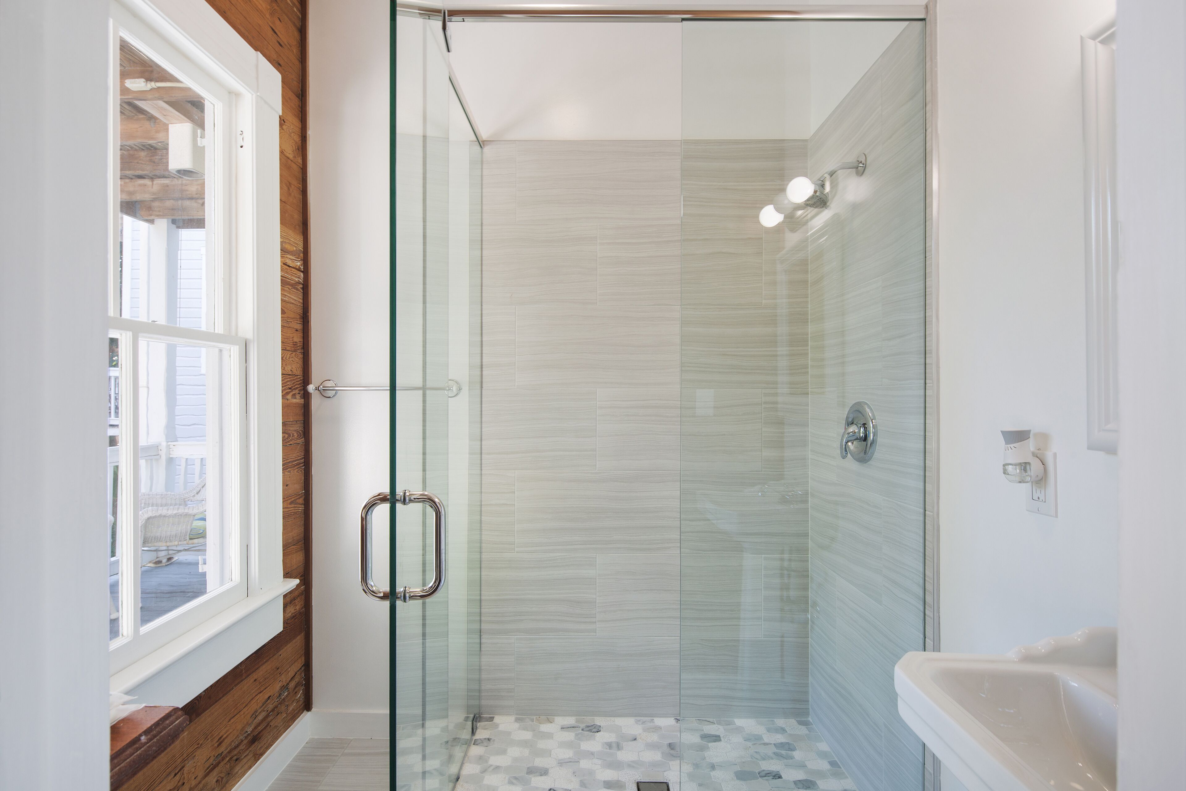 Habitación clásica, 1 cama Queen size, balcón, vista a la alberca (1) | Baño | Regadera, amenidades de baño gratuitas, secadora de cabello, toallas 
