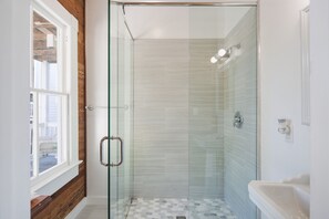 Chambre Classique, 1 grand lit, balcon, vue piscine (1) | Salle de bain