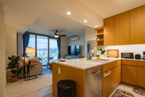 Frigorífico, microondas, horno y placa de cocina