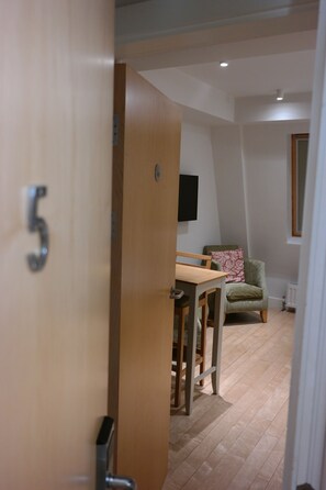 Studio Apartment 5 | Premium bedding, pillowtop beds, in-room safe, blackout drapes - Alma Rooms (London)