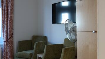 City Studio | Premium bedding, pillowtop beds, in-room safe, blackout drapes