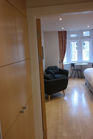 Studio Apartment 3 | Premium bedding, pillowtop beds, in-room safe, blackout drapes - Alma Rooms (London)