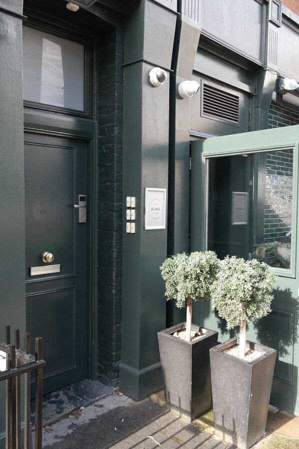 Property entrance - Alma Rooms (London)
