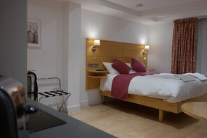 Studio Apartment 4 | Literie de qualité, lit avec matelas à plateau-coussin, coffre-fort