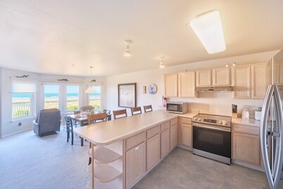 Amazing Ocean View, In Town, Walk to Beach (Top)