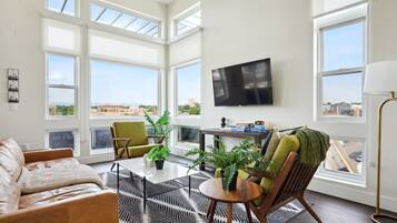 Appartement, meerdere bedden, keuken, uitzicht op stad (Unit 504) | Woonruimte | Een televisie