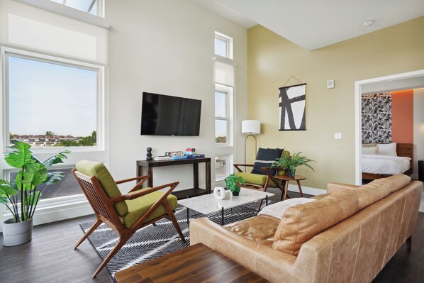 Condo, Multiple Beds, Kitchen, City View (Unit 504) | Living area