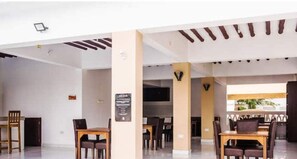 Outdoor dining - We are Uhai Vacations! (Kenya)
