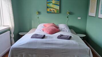 Double room with shared private facilities | Decoración personalizada, muebles diferentes y cortinas blackout