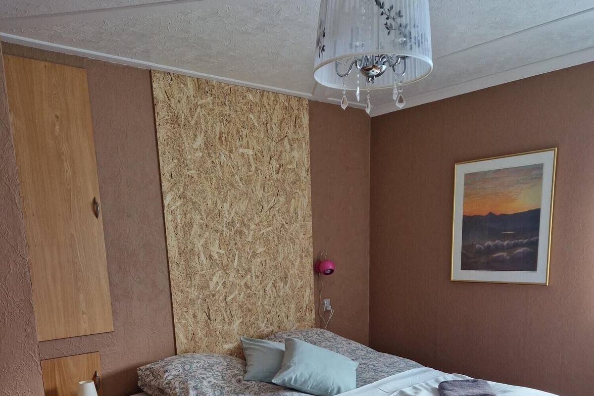 Dbl./Twin room with shared private facilities | Blendingsgardiner, strykejern/-brett og wi-fi (inkludert)