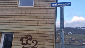Edifici de fusta amb un rètol que diu "Bakkavegur" i el número "2" a la paret.