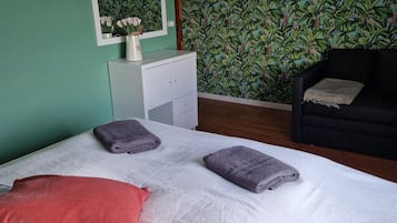 Double room with shared private facilities | 特色装修、特色家居、遮光窗帘、熨斗/熨板