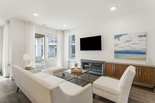 Televisión, chimenea y oficina 