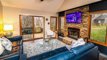 TV connectée, cheminée, table de tennis de table