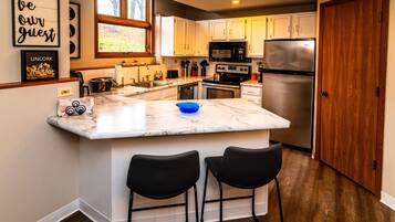 Refrigerador, microondas, horno y parrilla de estufa