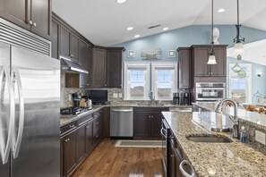 Kühlschrank, Mikrowelle, Ofen, Geschirrspüler