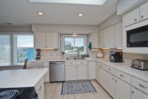 ثلاجة، ميكروويف، فرن، غسالة أطباق