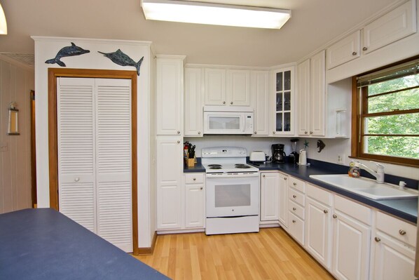 Kühlschrank, Mikrowelle, Wasserkocher mit Kaffee-/Teezubehör, Esstisch