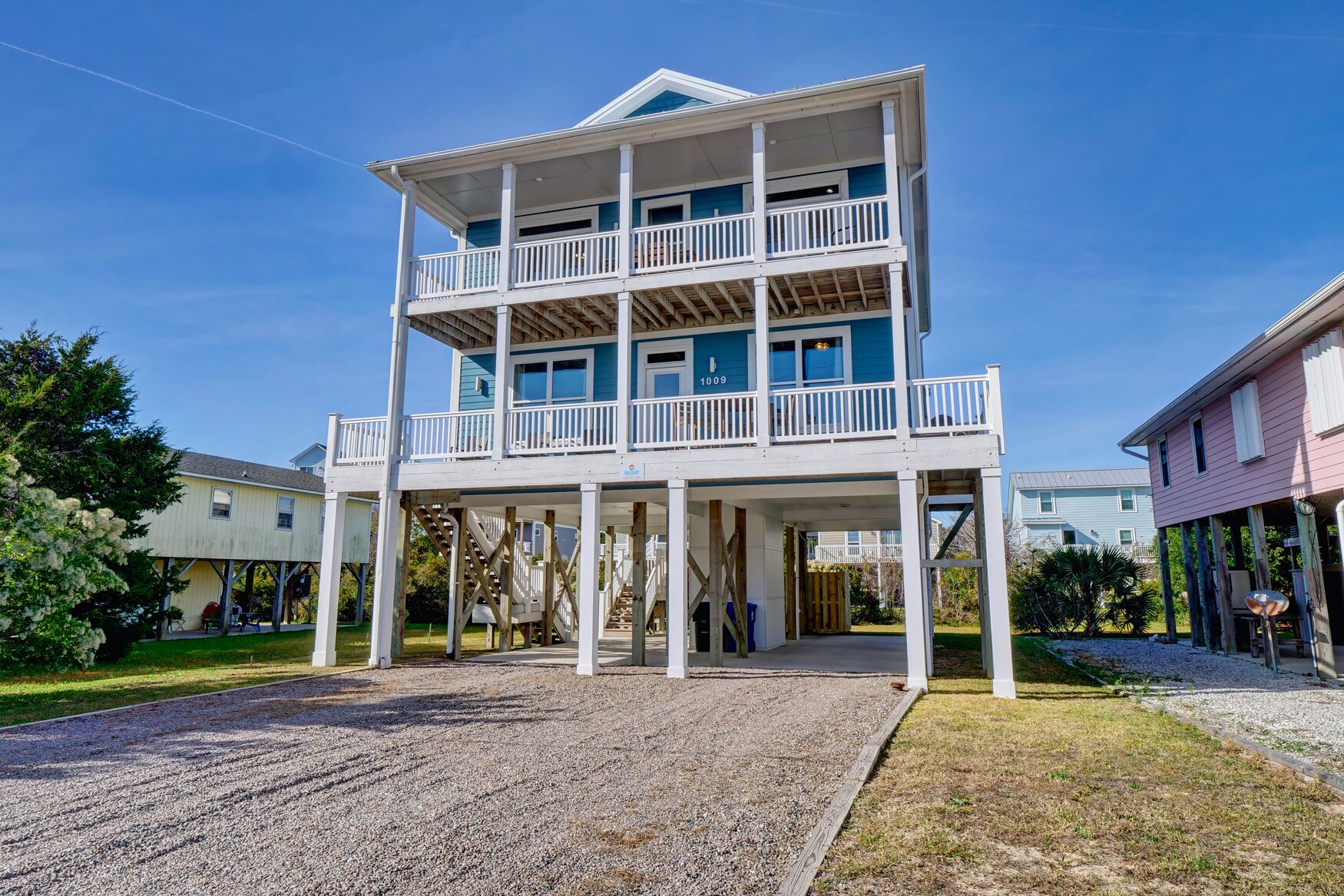 Ocean View Getaway in Surf City. Close to beach access and restaurants!
