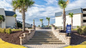A resort office with a sign directing to the right. - A Place At The Beach 369, Oceanside Condo in Atlantic Beach, NC! (Atlantic Beach)
