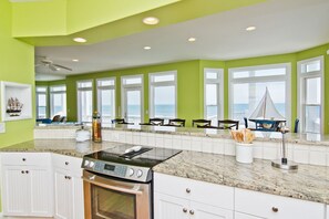 Kjøleskap, mikrobølgeovn, ovn og oppvaskmaskin