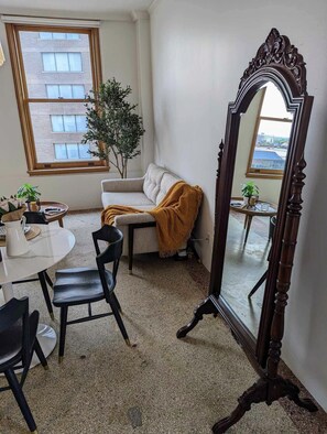 Smart TV - Bright Loft Downtown Edmonton (Edmonton)