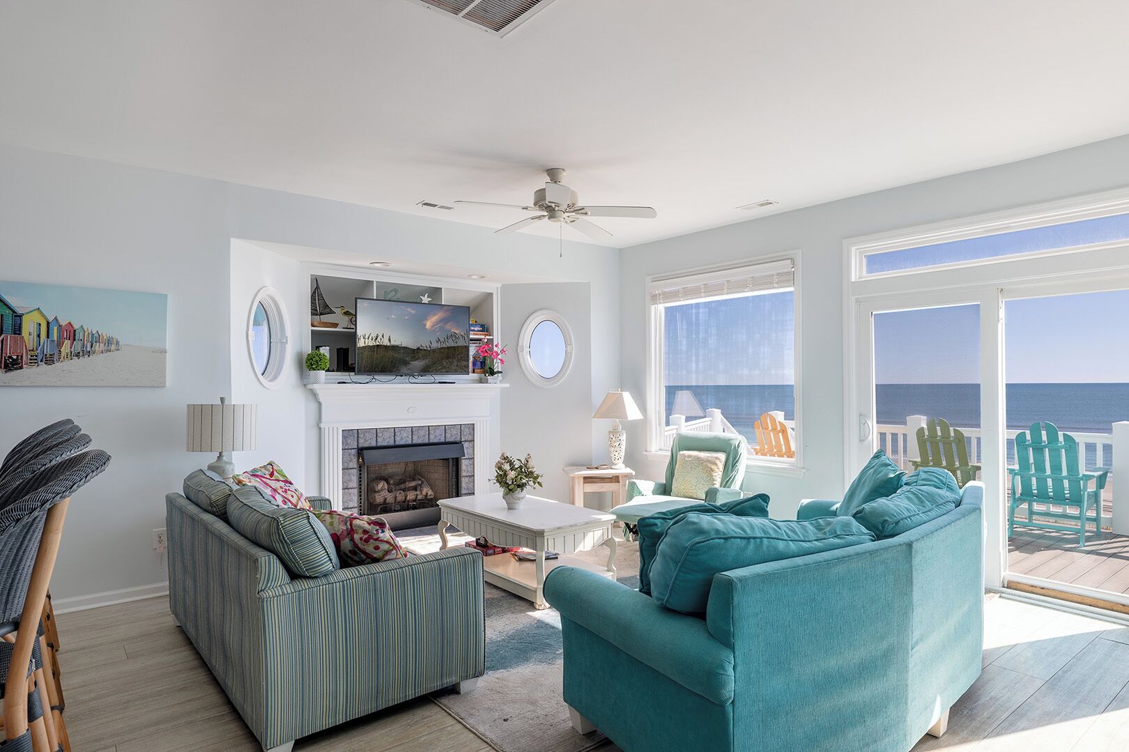 Televisie, een open haard, een dvd-speler en een stereo