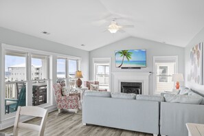 Cheminée, lecteur de DVD, baby-foot