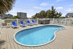 حمّام سباحة مُدفَّأ