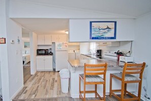 Kjøleskap, mikrobølgeovn, oppvaskmaskin og kaffetrakter/tekoker